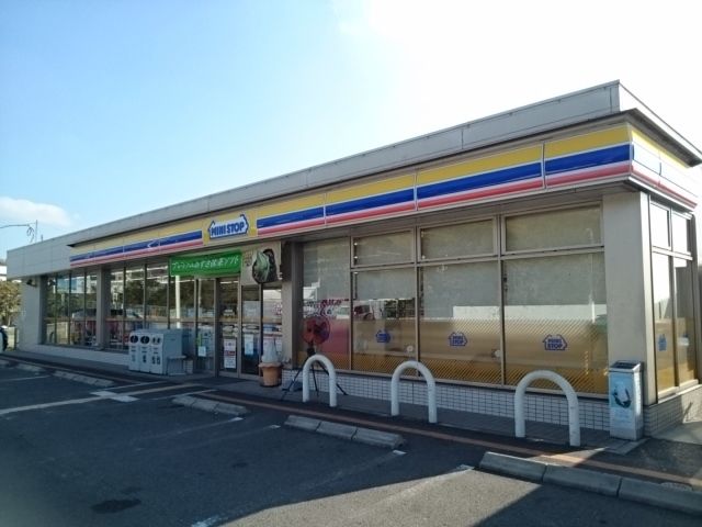 近くのコンビニまで670m（徒歩9分）