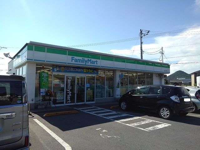 近くのファミリーマート坂出川津町店まで1,600m（徒歩20分）