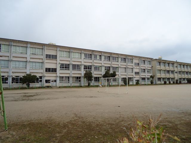 近くの小学校まで950m（徒歩12分）