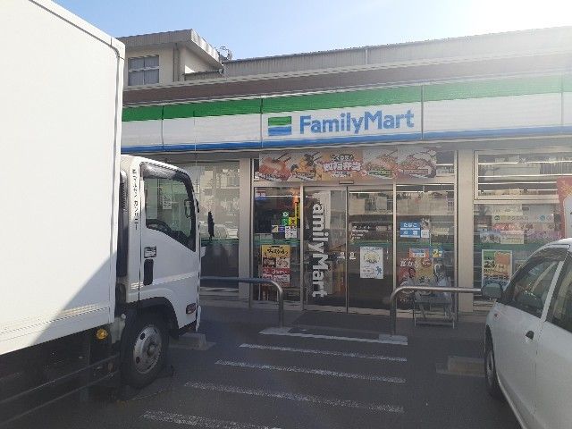 近くのファミリーマートまで300m(徒歩4分)