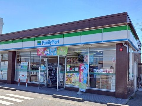 近くのファミリーマート中川原店まで450m(徒歩6分)