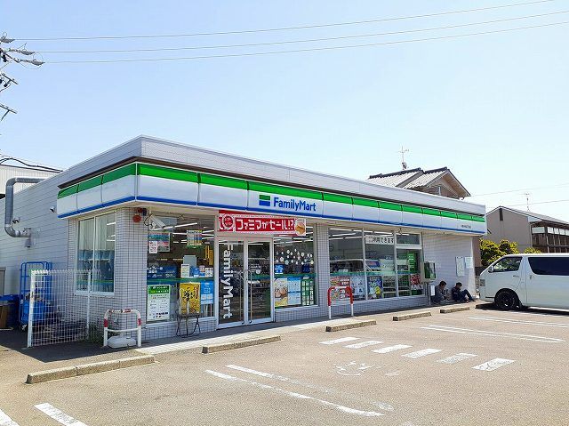 近くのファミリーマート　中央４丁目店まで150m（徒歩2分）