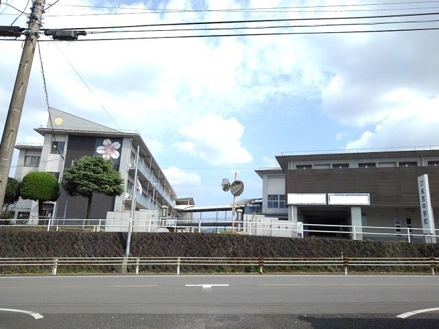 近くの末吉中学校まで1,100m（徒歩14分）