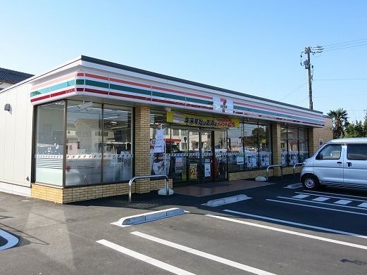 近くのセブンイレブン西尾平坂店まで300m（徒歩4分）
