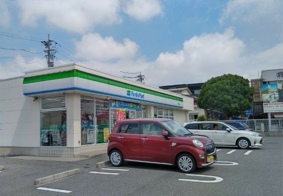 近くのファミリーマートまで170m（徒歩3分）