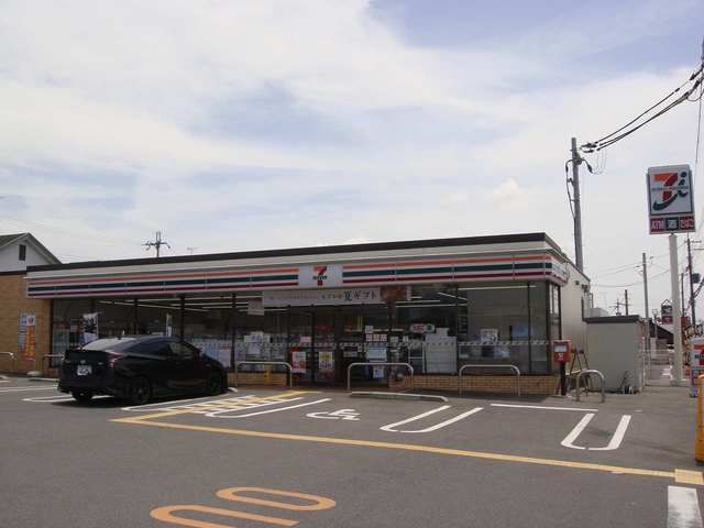 近くのセブンイレブン守山水保町店まで590m（徒歩8分）