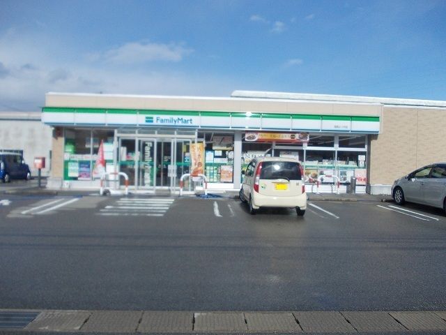 近くのファミリーマートまで450m（徒歩6分）