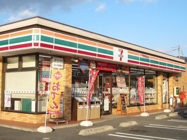 近くのコンビニまで650m（徒歩9分）