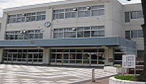 近くの北野台中学校まで390m（徒歩5分）