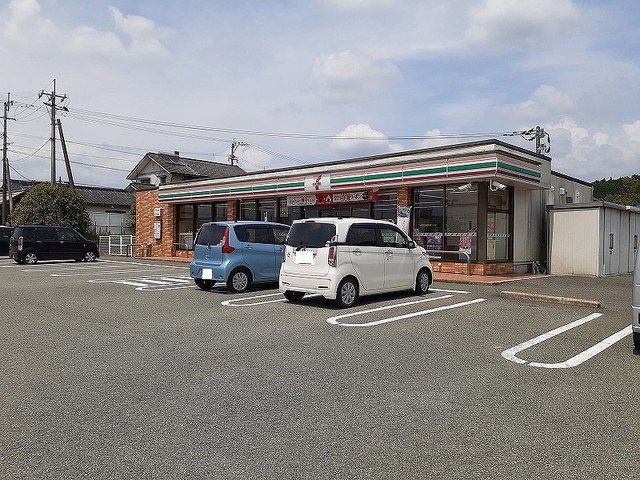 近くのコンビニまで550m（徒歩7分）