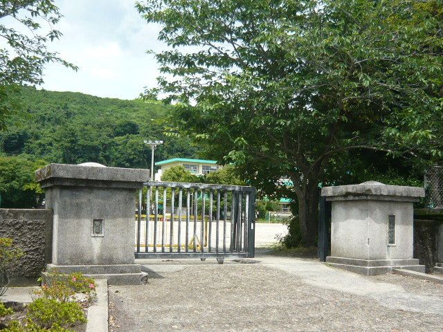 近くの垂水小学校まで1,000m（徒歩13分）