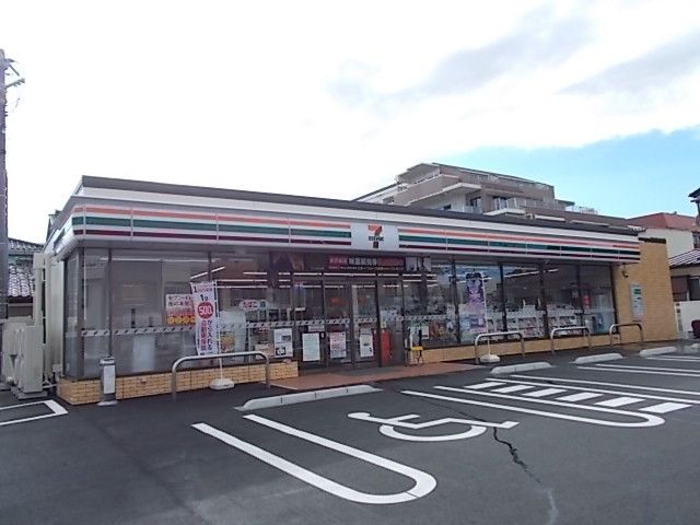 近くのセブンイレブン東松山駅東口まで590m(徒歩8分)