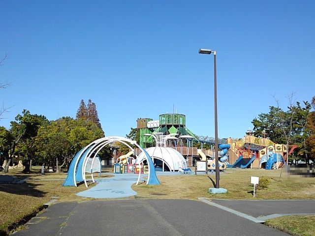 近くの霞ヶ浦緑地公園まで1,100m（徒歩14分）