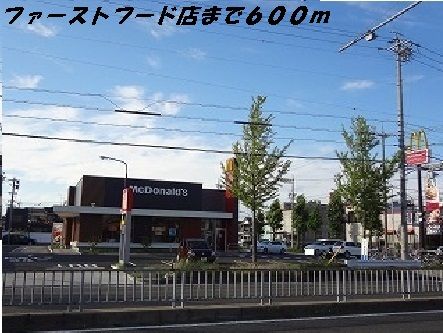 近くの飲食店まで600m（徒歩8分）