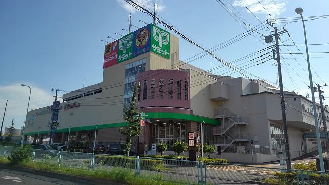 近くのサミットまで600m(徒歩8分)