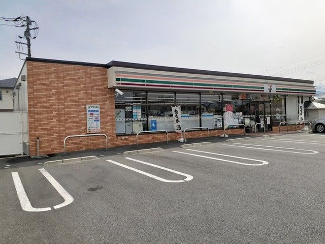 近くのセブンイレブン甲府朝気1丁目店まで30m（徒歩1分）