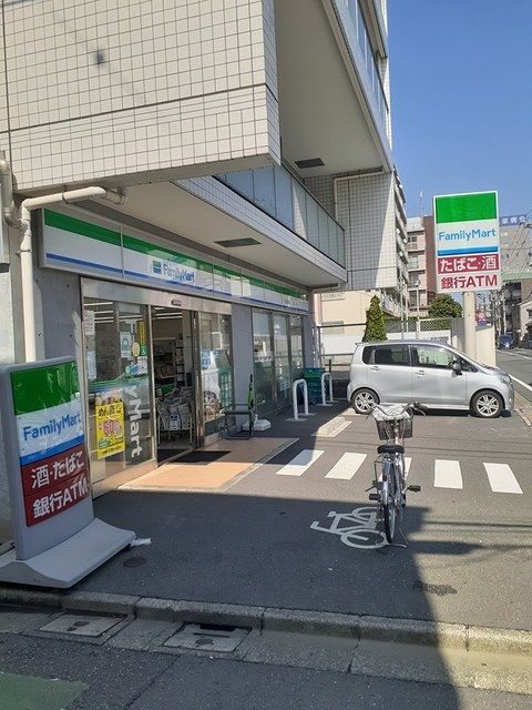 近くのファミリーマートまで100m（徒歩2分）