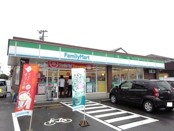 近くのファミリーマートまで950m（徒歩12分）