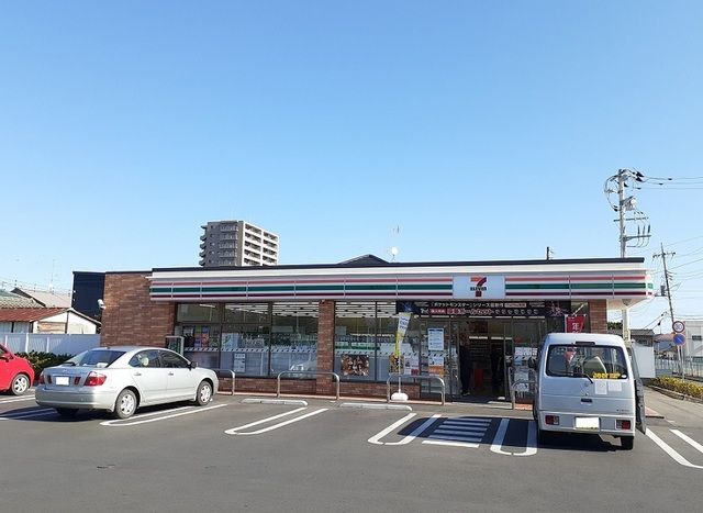 近くのコンビニまで650m（徒歩9分）