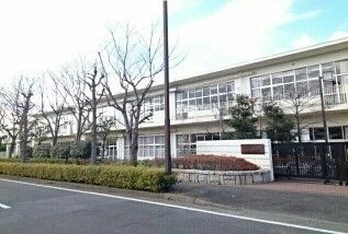 近くの石川小学校まで60m（徒歩1分）