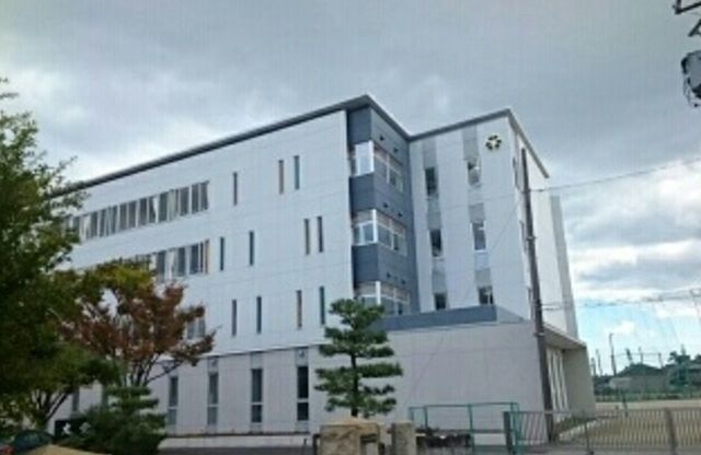 近くの四日市市立富田中学校まで1,490m(徒歩19分)