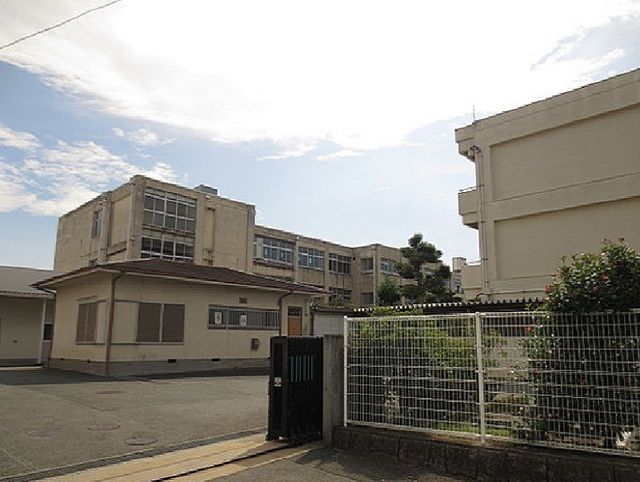 近くの中学校まで850m（徒歩11分）