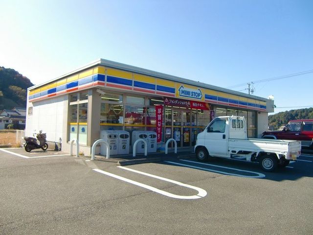 近くのミニストップ菊川半済店まで500m(徒歩7分)