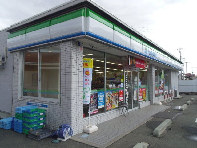 近くのファミリーマート福島商業高校前まで750m（徒歩10分）
