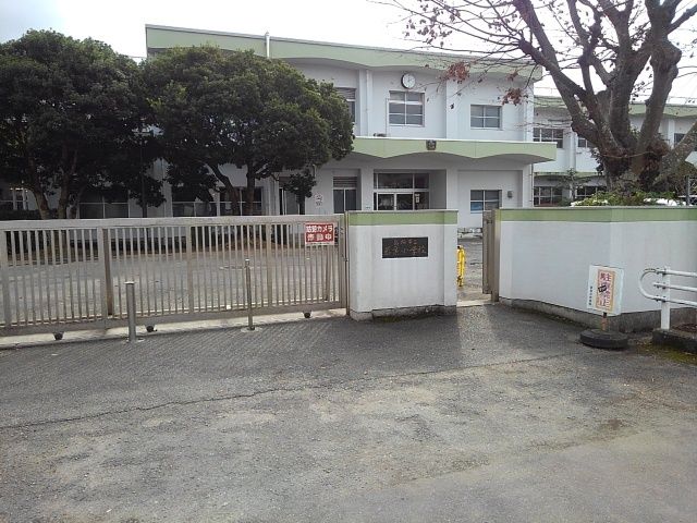 近くの若葉小学校まで490m（徒歩7分）
