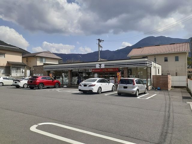 近くのコンビニまで800m（徒歩10分）