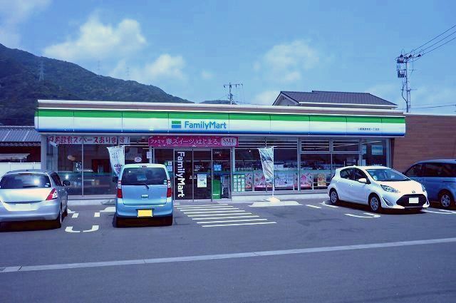 近くのファミリーマートまで450m(徒歩6分)