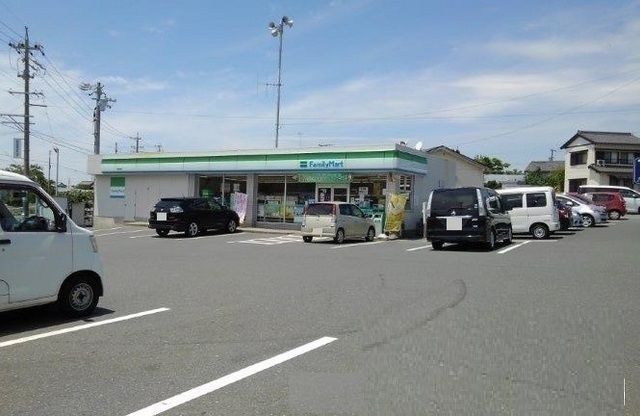 近くのファミリーマート田原浦店まで850m（徒歩11分）
