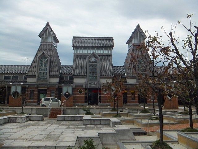 近くの高田駅まで1,680m（徒歩21分）