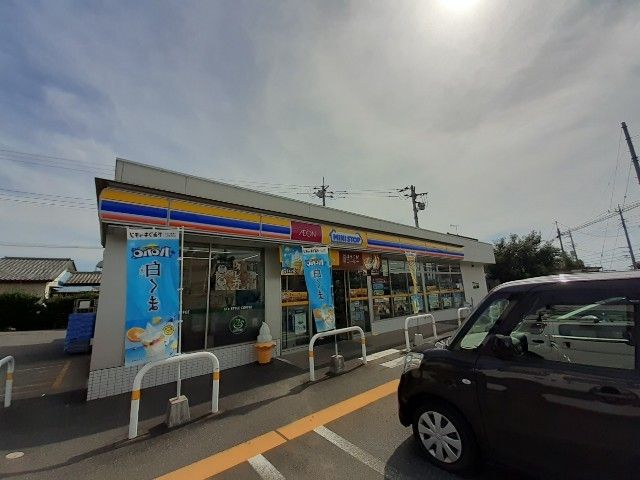 近くのミニストップ伊勢崎豊城町店まで700m（徒歩9分）