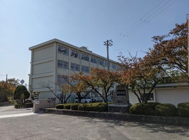 近くの平岡中学校まで260m(徒歩4分)