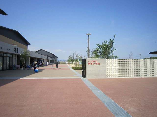 近くの近江八幡市立桐原小学校まで2,240m（徒歩28分）