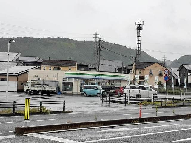 近くのファミリーマート加治木インターまで450m（徒歩6分）