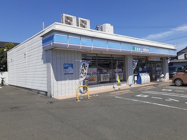 近くのローソンまで300m（徒歩4分）