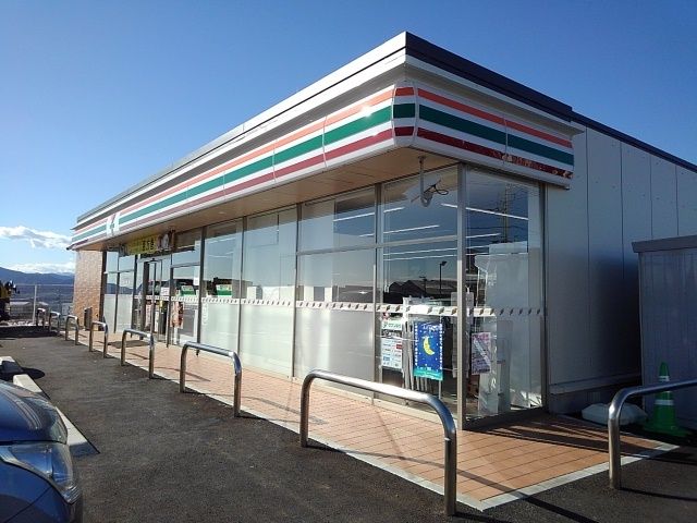 近くのセブンイレブン新富士インター店まで800m（徒歩10分）