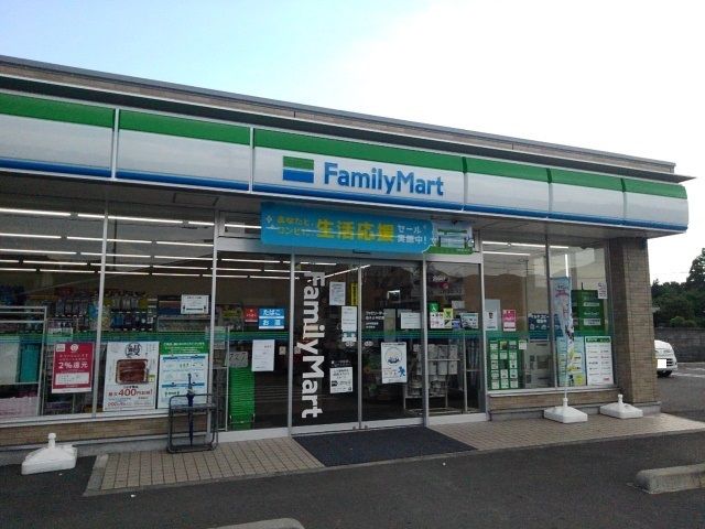 近くのファミリーマート栃木大平町店まで400m（徒歩5分）