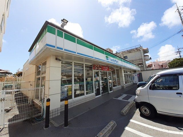 近くのファミリーマート我如古二丁目店まで199m（徒歩3分）