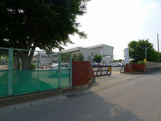 近くの太田市立城西小学校まで1,200m(徒歩15分)