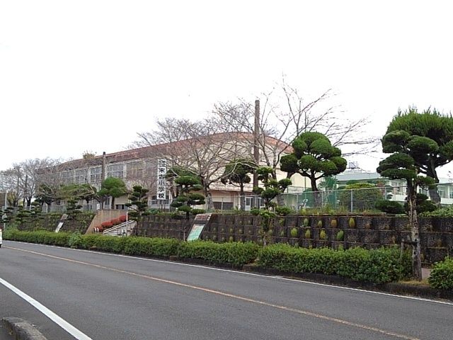 近くの末吉小学校まで350m（徒歩5分）