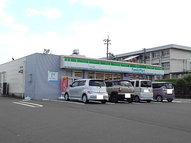 近くのファミリーマート末吉上町店まで500m（徒歩7分）