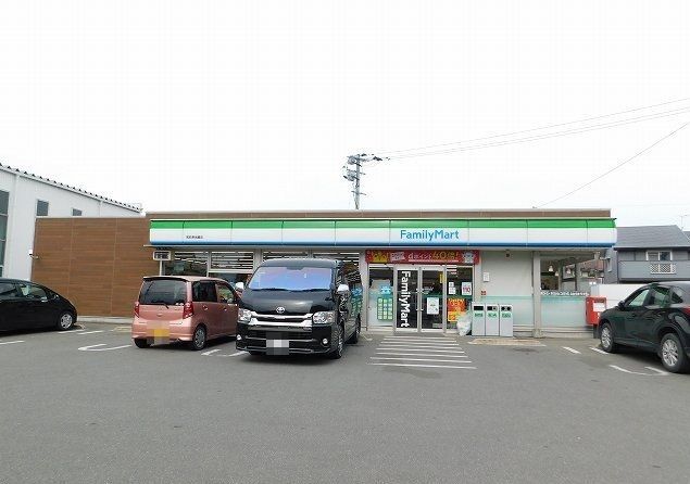 近くのファミリーマートまで450m(徒歩6分)