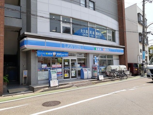 近くのローソン京成大久保駅前店まで350m(徒歩5分)