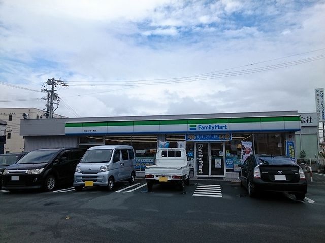 近くのフォミリーマートまで350m（徒歩5分）