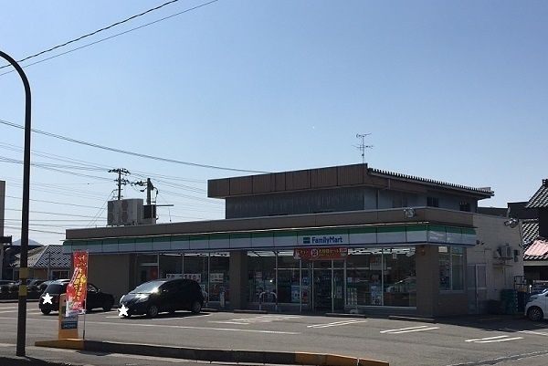 近くのファミリーマートまで450m（徒歩6分）