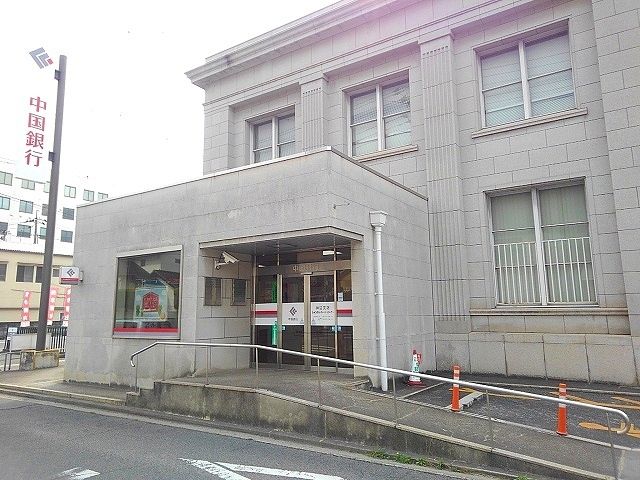 近くの銀行まで800m（徒歩10分）