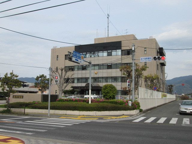 近くの直方警察署まで450m（徒歩6分）
